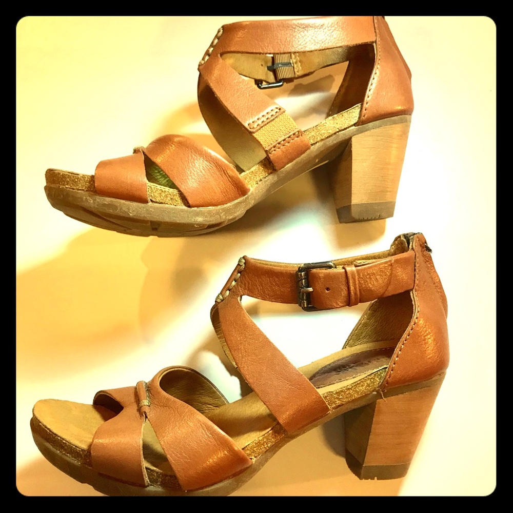 Bussola brown leather sandals heels size 6 NWOT